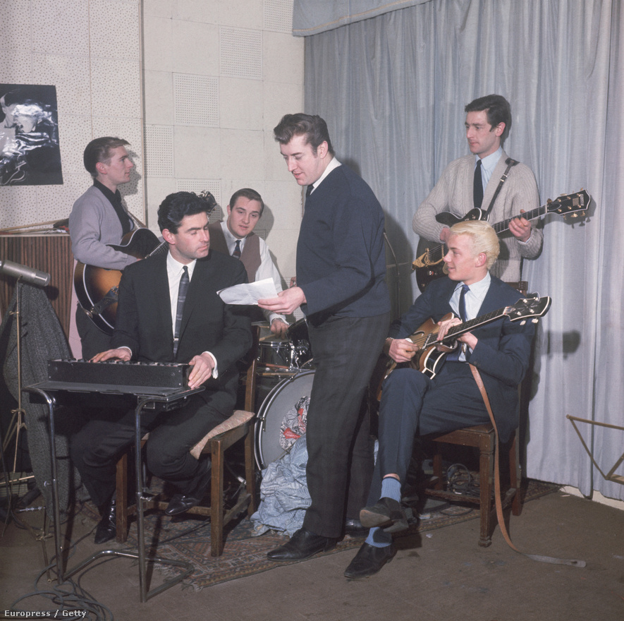 1962. A The Tornados,  Joe Meek énekes, dalszerző zenekara próbál. A Tornádók első nagy slágere a Telstar volt.