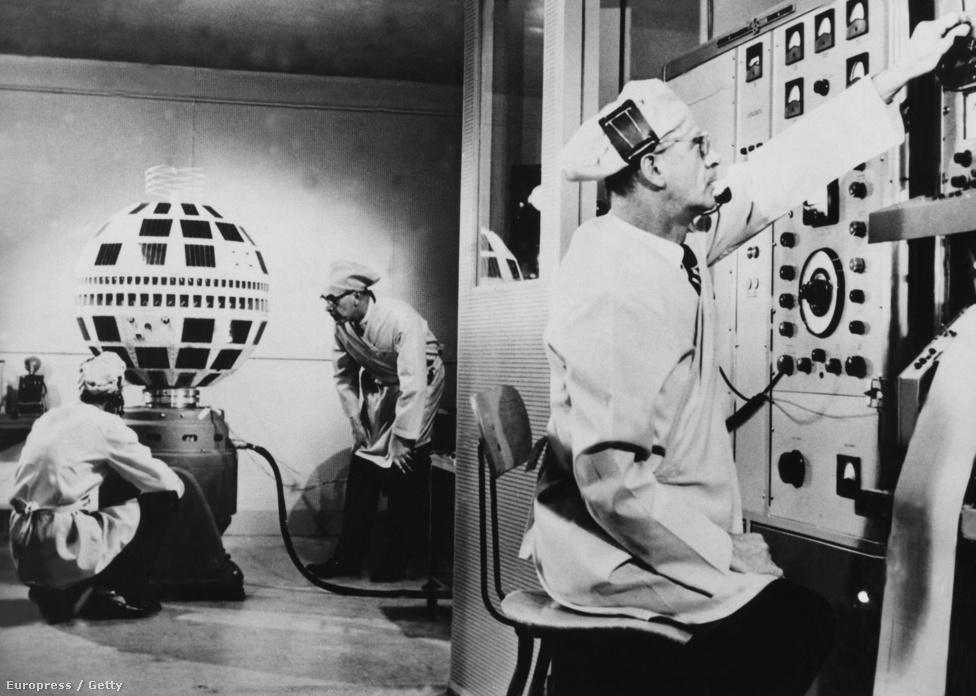 1962. A Telstar működését tesztelik a Bell Telefontársaság laboratóriumában.