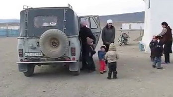 Egyetlen autóval 34 gyereket visznek oviba Mongóliában