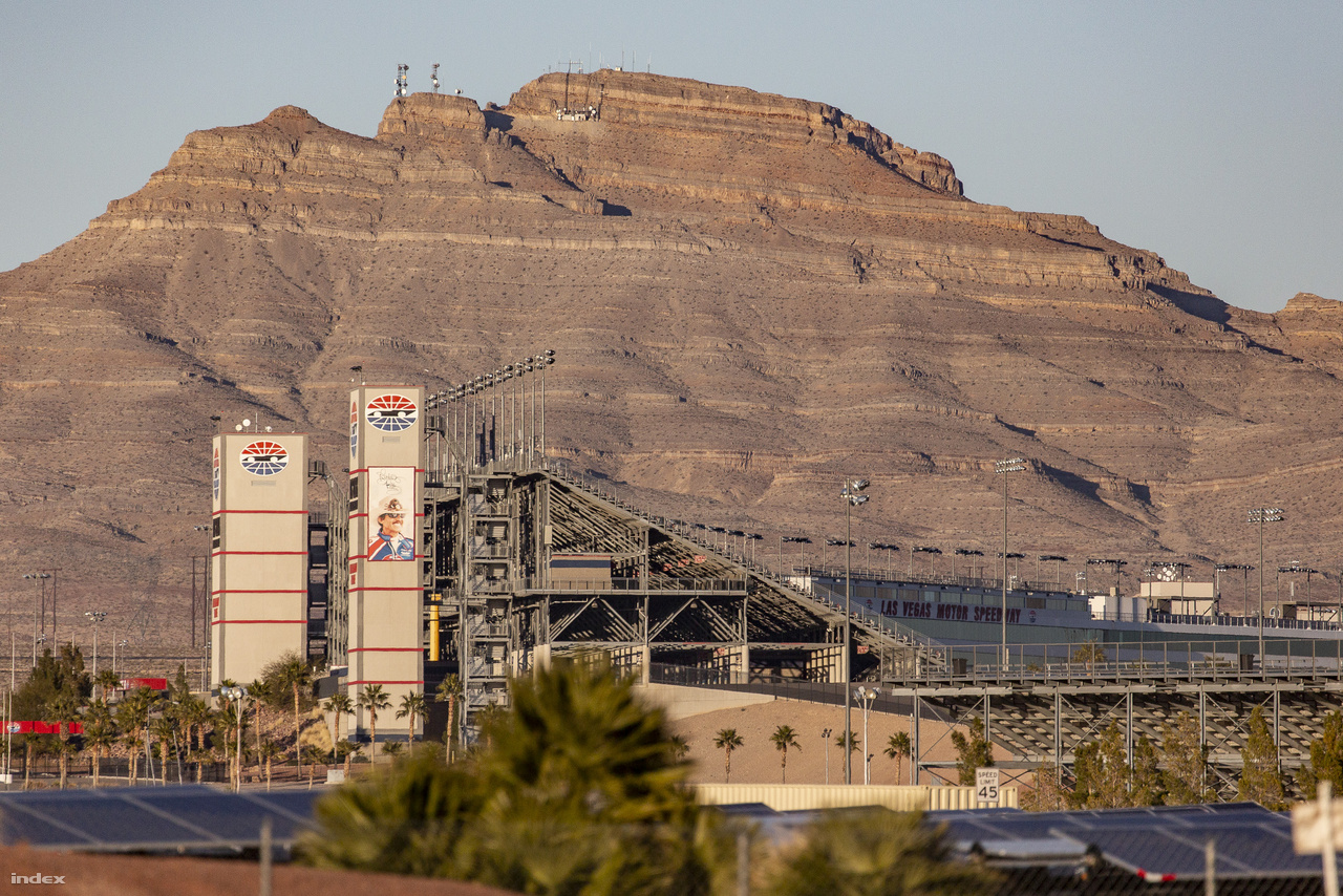 Az út túloldalán a Las Vegas Motor Speedway autósport aréna található, a mögötte emelkedő hegyen földtörténeti korok rétegződésein legeltettem szemem. Repülőgépeknek se híre, se hamva.