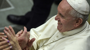 Hiába kérte őt 128 püspök, Ferenc pápa nem akarja, hogy a nős férfiak is papok lehessenek