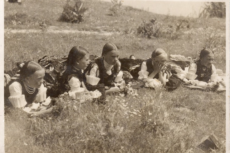 Népviseletbe öltözött szlovák lányok Bánkon,  1932-ben