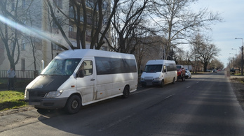 Horrorkaraván extra: hevederrel vontatták a motorhibás, tréleres román kisbuszt