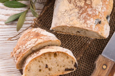 Házi rusztikus, olívás kenyér: kívül ropogós, belül foszlós
