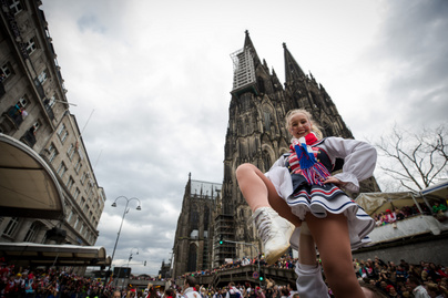 A nők farsangját Kölnben rendezik: így néz ki a Rajna-parti népünnepély