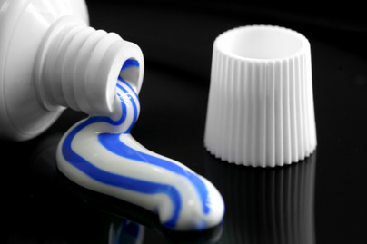 A legerősebb folttisztító a fogkrém, ha jól használod: patyolat lesz a bebarnult bögre, eltűnik a szőnyegfolt