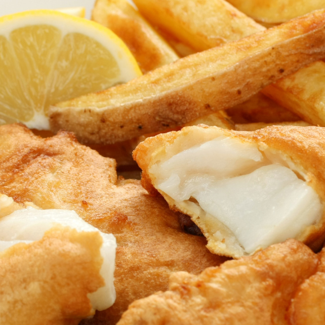 Így készül a legfinomabb, legropogósabb fish and chips: minden a sörtésztán múlik
