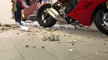 A falat kivágva lopták el egy Ducati Panigale V4 R-t