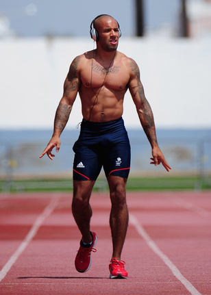 Hibátlan testű brit sprinter nagy tetoválásokkal