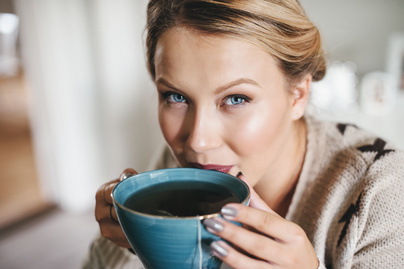 A legjobb bőrfeszesítő tea: fokozza a kollagéntermelést, csökkenti a mitesszereket a hibiszkusz