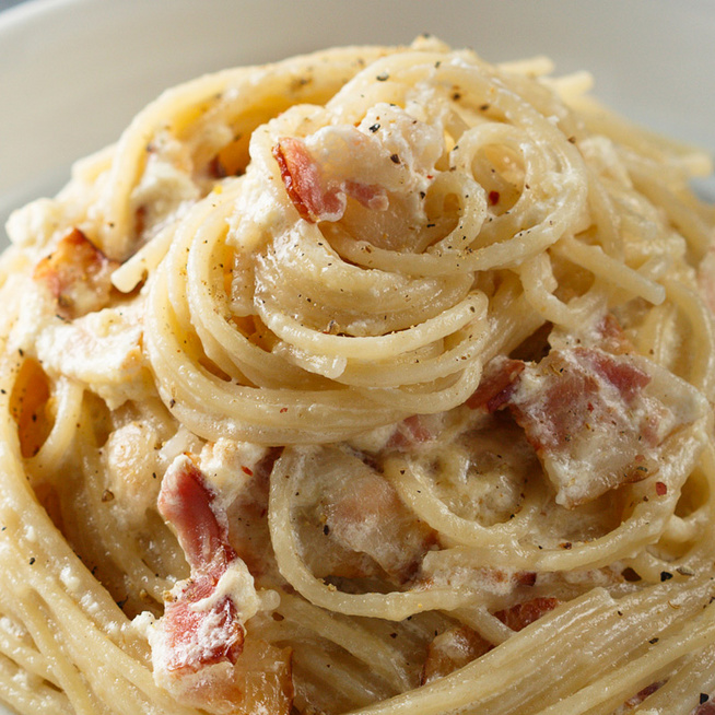 15 perces baconös-krémsajtos spagetti: amíg kifő a tészta, elkészül a szósz