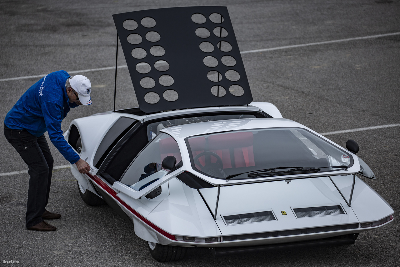 James Glickenhaus a zárral babrál. A New York-i exfilmes, versenyautó-építő 2014-ben vásárolta meg az anyagi gondokkal küzdő Pininfarina múzeumától a koncepcióautót. Glickenhausnak köszönhetően jó kezekbe került a Modulo, az eredetileg csak kiállítási célokra szánt autót fölújították, kapott egy Ferrari motort, azaz igazi vezethető autót faragtak belőle.