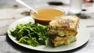 Gyors vacsora téli hangulatban: az eredeti grilled cheese szendvics egy kis mézeskalácsfűszerrel