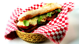 Különleges szendvics vegáknak padlizsánnal, fahéjjal és mozzarellával