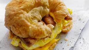 Kedvenc reggelink: omlettes reggeli szendvics croissant-ban, kaliforniai paprikával