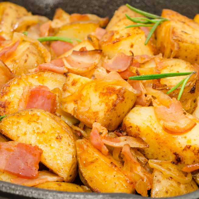 Sörben sült tepsis krumpli: nem csak puhább, sokkal ízesebb is lesz