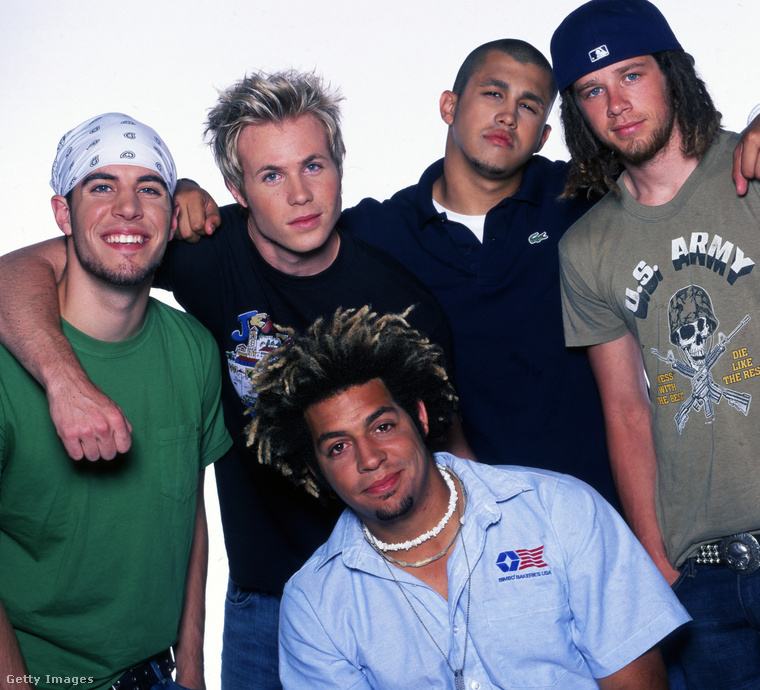 3. O-Town – 2000-ben már mindent vittek a tévés reality-vetélkedők, de még egy ilyen sem tudott ekkor tartós sikert csinálni a fiúcsapatból. Az MTV-n ment egy Making the Band című műsor, ennek során rakták össze az O-Townt.