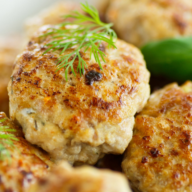 Szaftos csirkegolyó fokhagymával és zöldfűszerrel: elronthatatlan recept