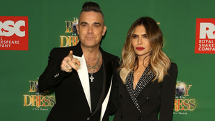 Ha meg szeretné nézni Robbie Williams pucér fenekét, jó helyre jött!
