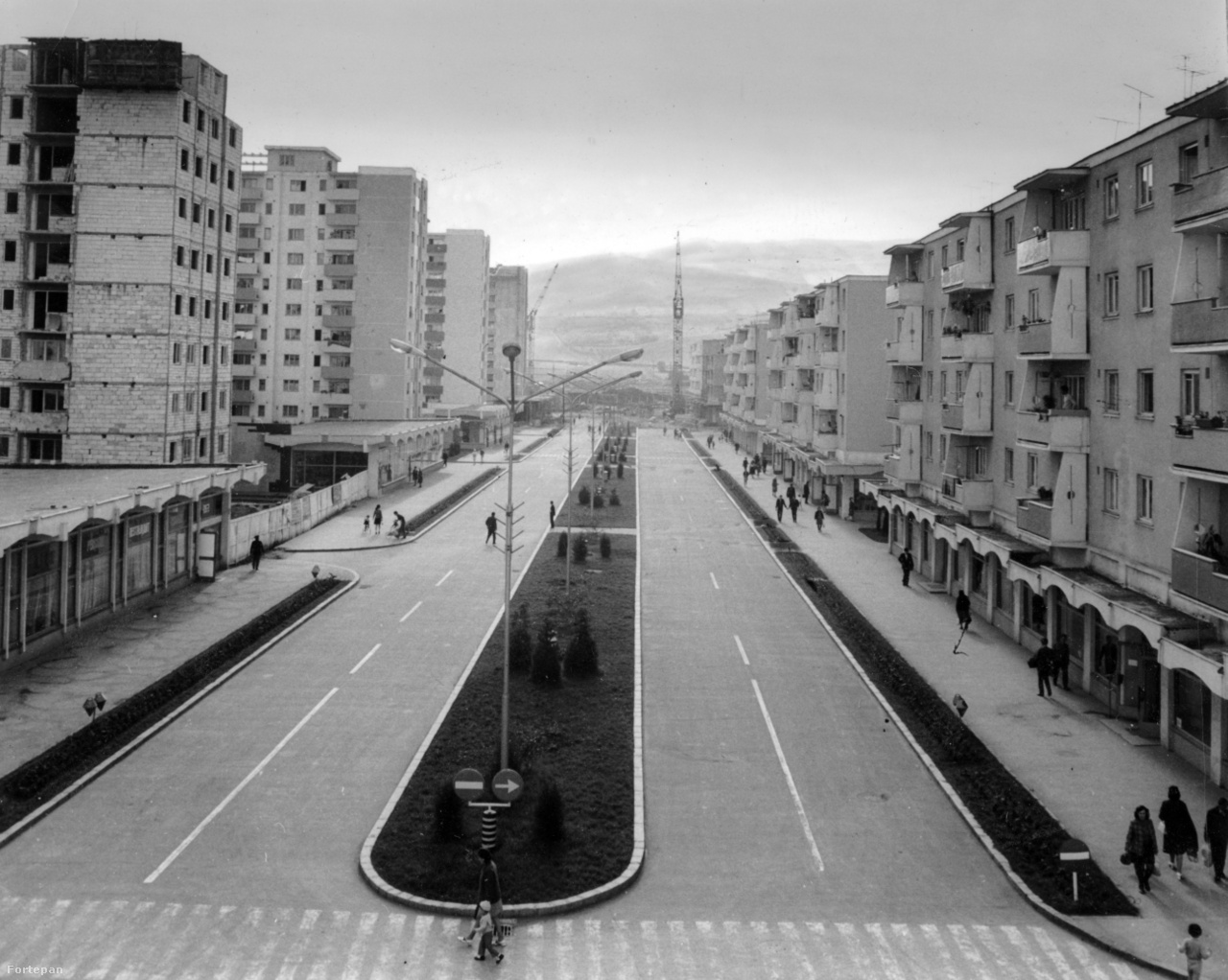 A patikatisztaságú gyulafehérvári főutca 1977-ben.