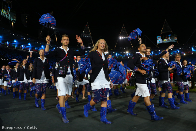 A cseh olimpiai csapat bevonulása, kékben, gumicsizmában