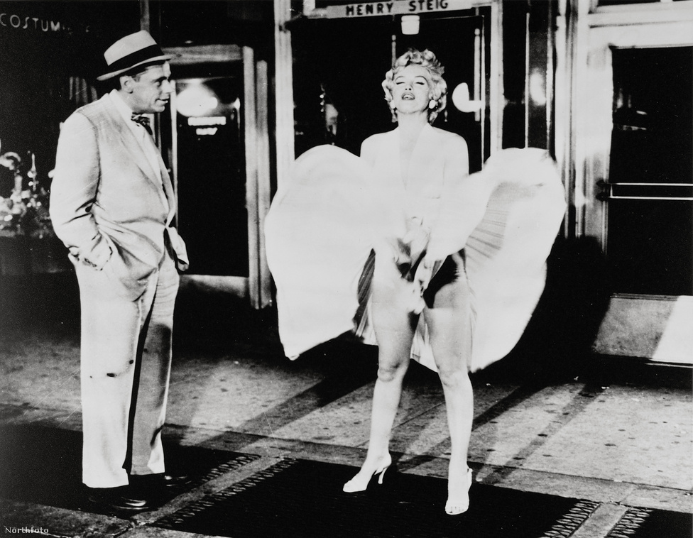 A kultikus szoknyafellebbenős kép az 1955-ös Hétévi vágyakozás című filmből. Balszélen a filmért Golden Globe-bal jutalmazott Tom Ewell csorgatja a nyálát.