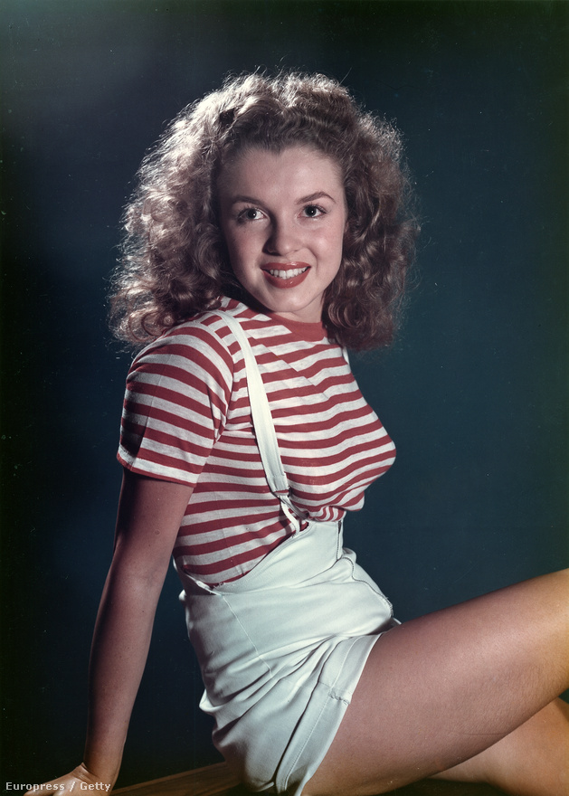 Norma Jeane 1944-ben egy hadianyaggyárban dolgozott betanított munkásként, ekkor fedezte fel a hadsereg egyik fotósa, akinek köszönhetően a huszonéves lány a Blue Book ügynökség egyik legkedveltebb modellje lett. Ezen az 1947-es képen viszont még nyoma sincs a későbbi ikonikus szőke frizurának és mély dekoltázsnak.