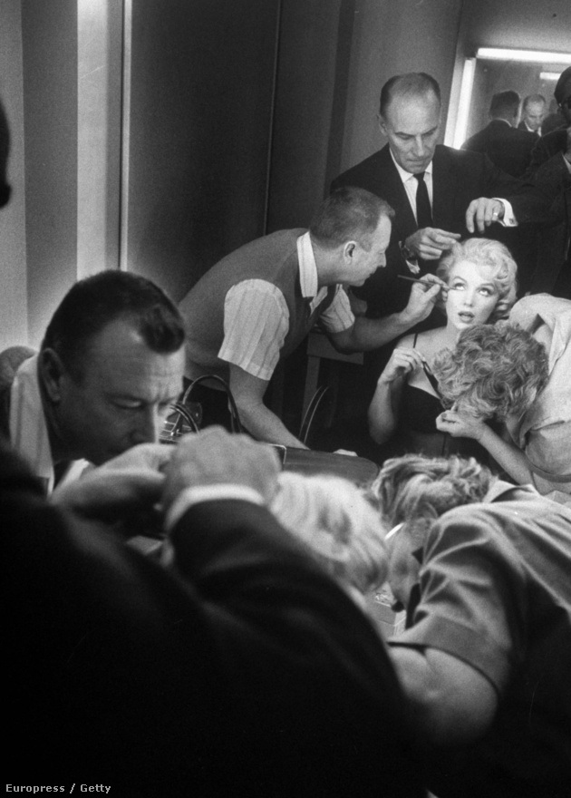 Pillanatkép az MGM stúdió sminkszobájából: Sydney Guilaroff stylist az utolsó igazítást végzi Marilyn Monroe arcán a Szeressünk! egyik forgatási jelenete előtt.