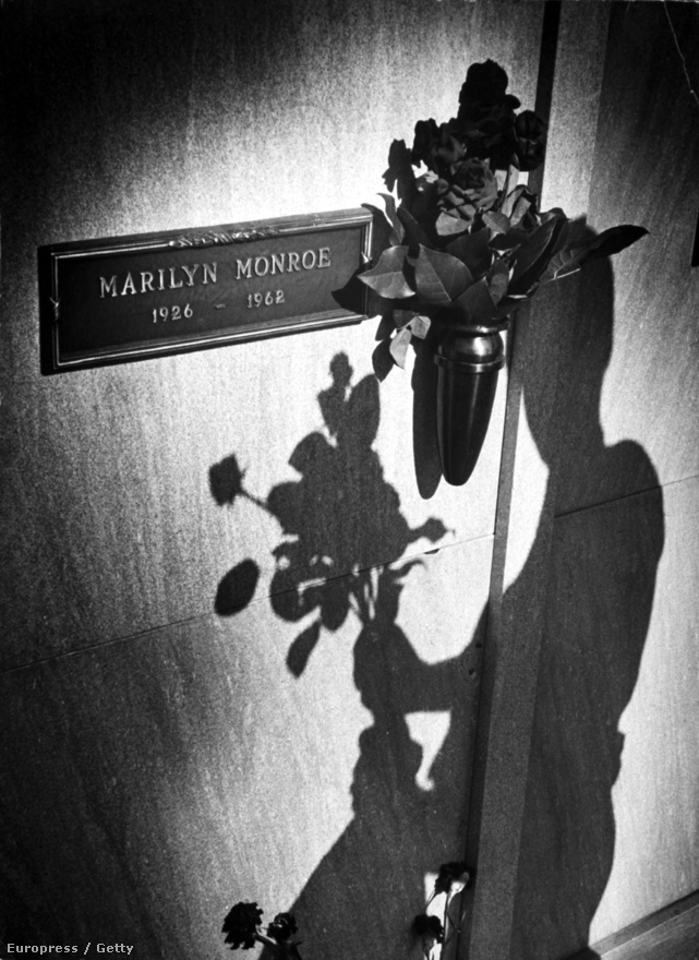 Monroe az utolsó éveiben már nagyon magányos volt, 1961-ben Arthur Millertől is elvált. Állítólag újra össze akart házasodni Joe Dimaggióval, aki a temetés után háromhetente küldött friss rózsát egykori felesége sírjához.