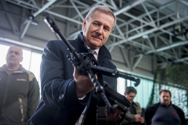 Benkő Tibor honvédelmi miniszter kezében egy Bren 2-es gépkarabéllyal