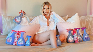 Khloé Kardashian az ágyon fekve, lábat villantva reklámoz strasszberakásos légfrissítőt