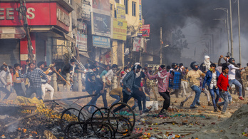 Már több tucat halottja van a muszlimok és hinduk összecsapásainak Delhiben