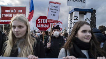 Több ezren tüntettek azért Prágában, hogy Csehország ne térjen Magyarország útjára