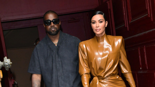 Kim Kardashian latexben ment istentiszteletre a férjéhez