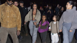Kardashianék susogós nadrágban húzták maguk után a lányaikat a párizsi divathéten