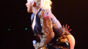 Dekoltázs, fenék, comb: egy kaptafára mennek Christina Aguilera vegasi kosztümjei