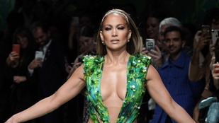 Jennifer Lopez ismét újragondolta ikonikus Versace-ruháját