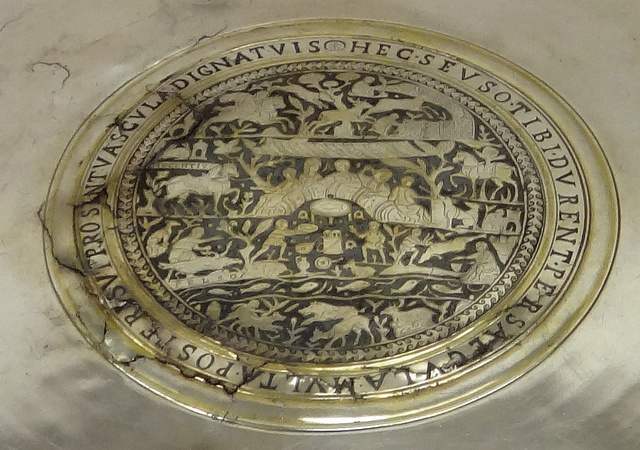 Medalion a híres ezüsttál közepén, baloldalt lent a Balatonnal, rajta a Pelso-felirattal