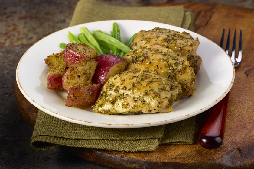 Zöldfűszeres csirke vele sült retekkel: omlós hús, roppanós köret