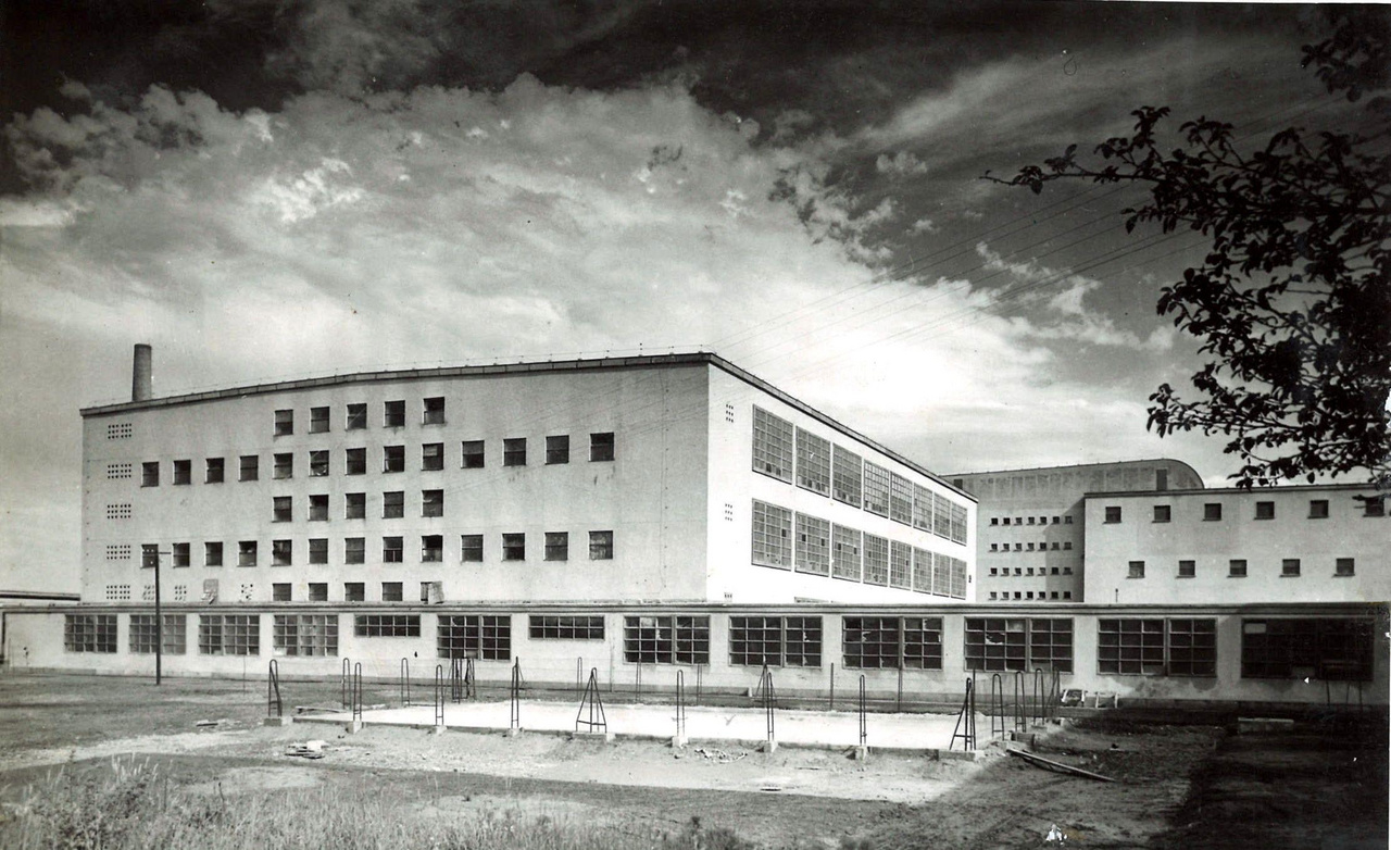 A reflektorfényben a nehézipar, és a gigantikus csarnokok voltak. Ugyanakkor az ország üzemeinek jelentős része többszintes épületben működött. Szép példája ennek a Kaposvári Fonoda (Kiss Ferenc, Böhönyey János, Pesti Tibor, 1950-1951.) jó arányú épülete, mely szintén sok előregyártott elemet tartalmazott. Szinte a Bauhaus-épületegyüttes szellemiségét viszi tovább modernista tisztaságával.