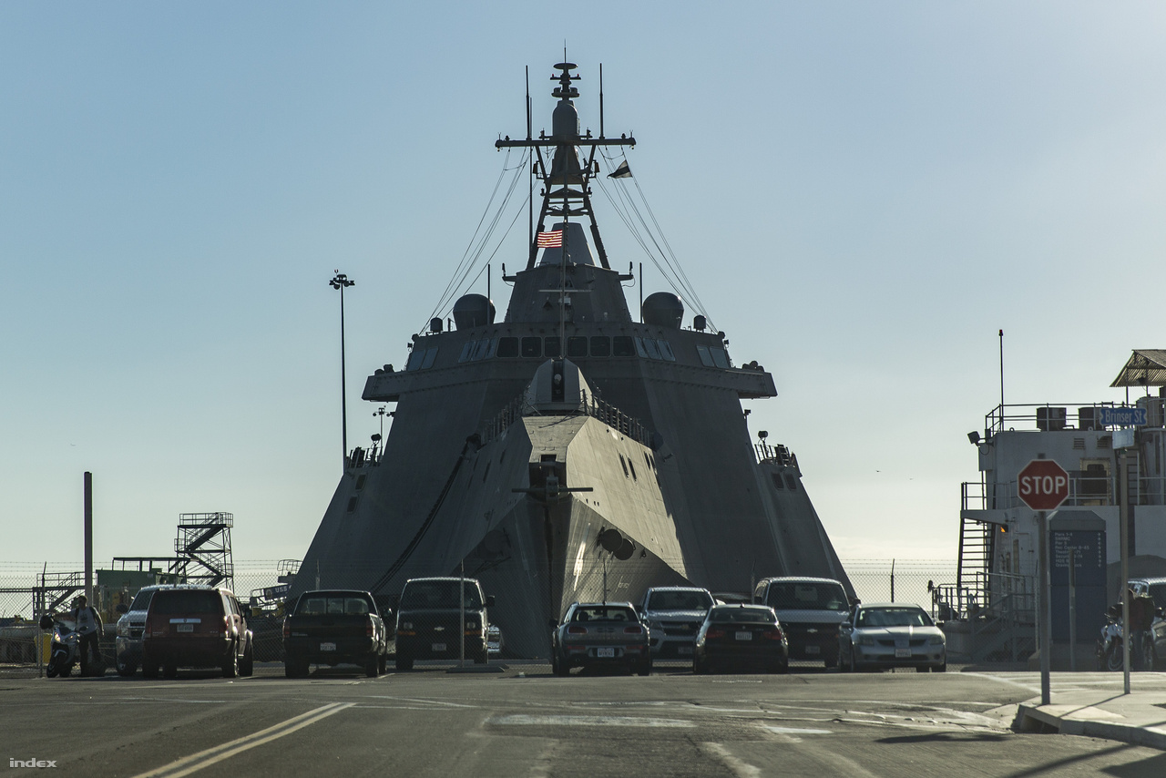A 2014 óta szolgálatban lévő USS Coronado (LCS-4) szemből nézve igazán tekintélyt parancsoló látványt nyújt.