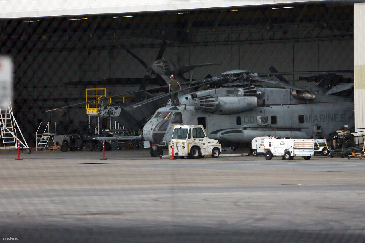 Egy Sikorsky CH-53E Super Stallion a tengerészgyalogság egyik javítóhangárjában.