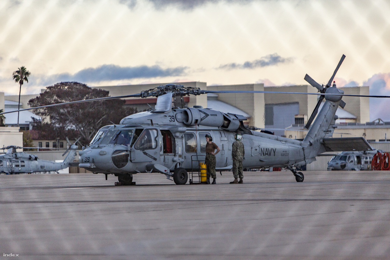 A USS Carl Vinson repülőgéphordozón szolgáló, 168537-es lajstromjelű Sikorsky MH-60S Seahawk helikopter a haditengerészet légibázisán. 