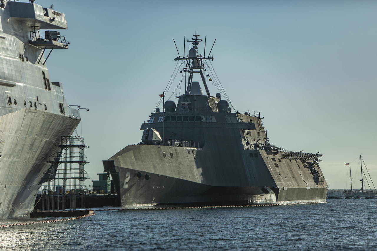 Az Independence-osztály névadó vezérhajója, a 2010 óta szolgálatban lévő USS Independence (LCS-2) partközeli trimarán csatahajó (littoral combat ship).