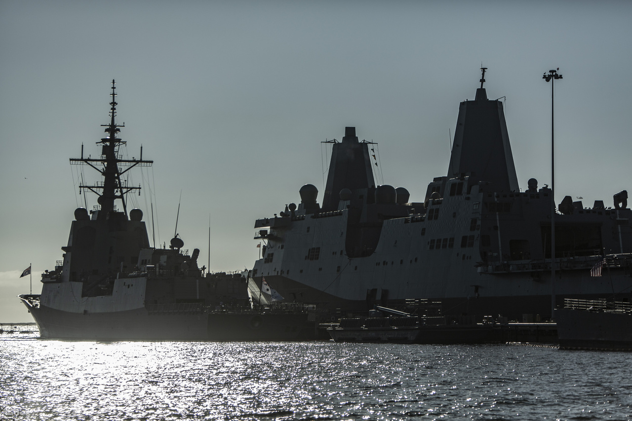 A San Diego-öböl keleti oldalán, a haditengerészeti bázis (Naval Base San Diego) mólóinál több tucat hadihajó pihen, a képen jobbra egy San Antonio-osztályú partraszállító-hajó látható, balra pedig egy újabb érdekesség, az Ausztrál Királyi Haditengerészet HMAS Hobart (DDG 39) légvédelmi rombolója, a  Hobart-osztály névadója – amerikai látogatáson.
