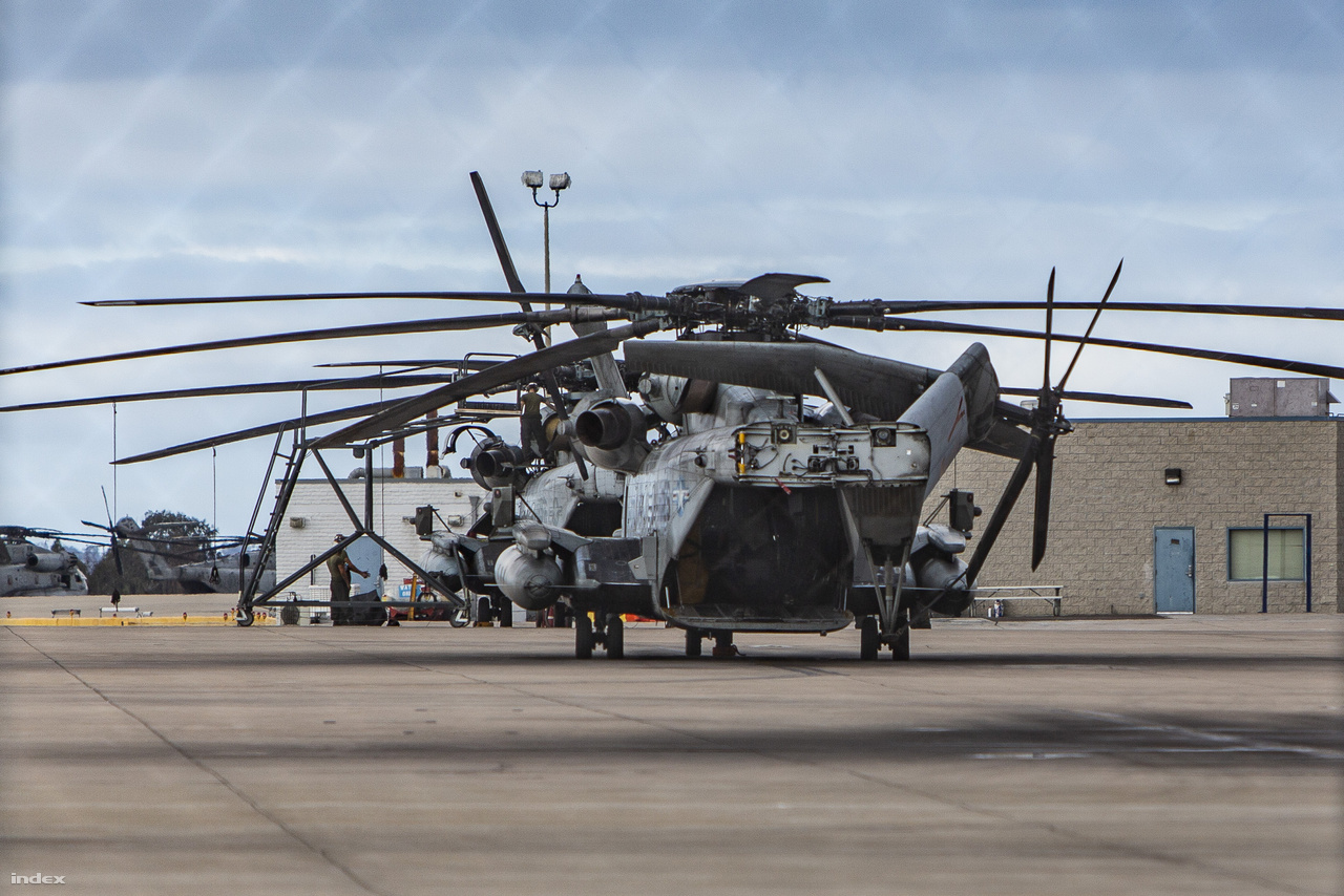 Sikorsky CH-53E Super Stallion nehéz szállító helikopterek a tengerészgyalogság bázisán. Mint már említettem, ezek az amerikai haderő és a NATO legnehezebb és legnagyobb teljesítményű helikopterei. Viszonylag ritkán látni ezeket ilyen pillanatban: karbantartáshoz kinyitott farkrésszel.