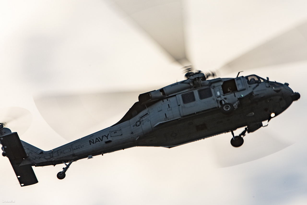 A San Diego-i légtér meglehetősen forgalmas, leggyakrabban talán Sikorsky UH-60 Black Hawk helikoptereket – illetve ezek különféle változatait – látni. A képen a haditengerészet 168537 lajstromjelű, MH-60S Knighthawk (Seahawk), többcélú helikoptere húz el a fejünk fölött az alkonyatban.