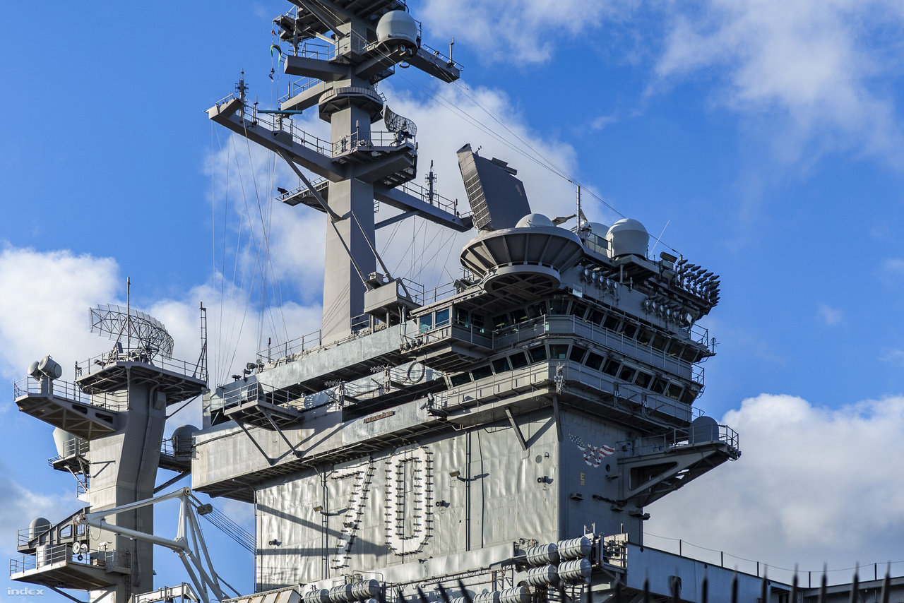 A Carl Vinson tornya, az oldalán az atommeghajtású hadihajó azonosító száma. A hajót Georgia állam 1965-ben elhunyt kongresszusi képviselőjéről keresztelték el, hívójele "Arany Sas".