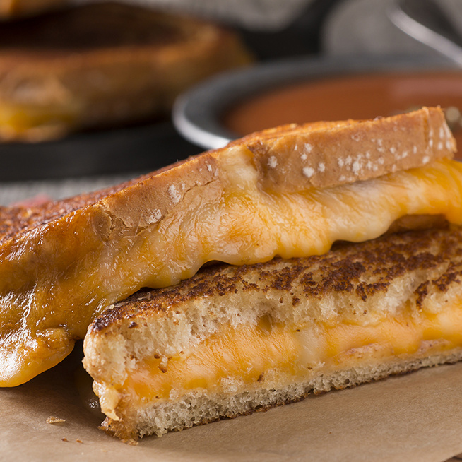 Így készül a tökéletes sajtos melegszendvics – Kívül ropogós, belül nyúlós sajt teszi fejedelmivé