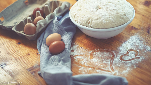 A burgonyás, gluténmentes kenyér tésztája élesztős, de elkészítése egyszerű és gyors, nem igényel nagy konyhai rutint.